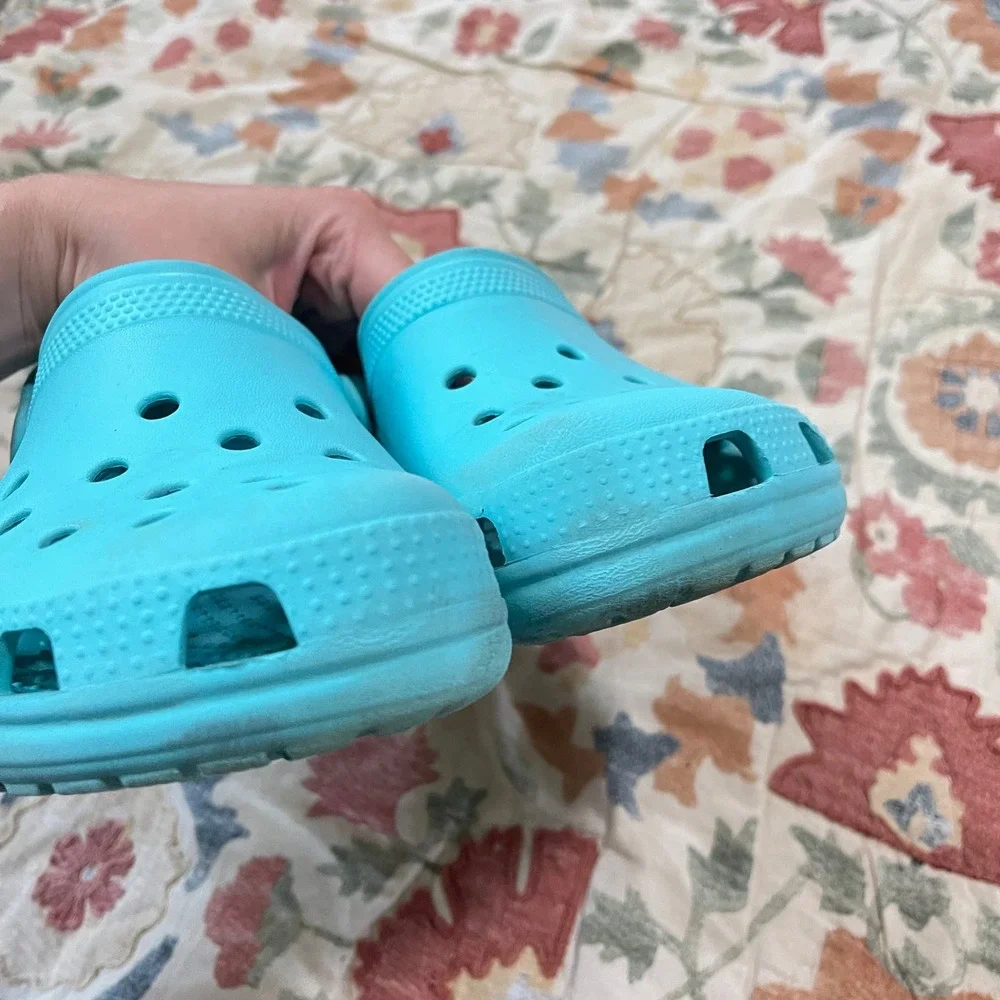 Crocs Toddler Kid Size J2 Girl Boy Classic Clogs Slip-On Blue Pool Hiking Sandal